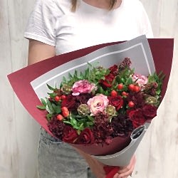 Красный букет с ранункулюсами