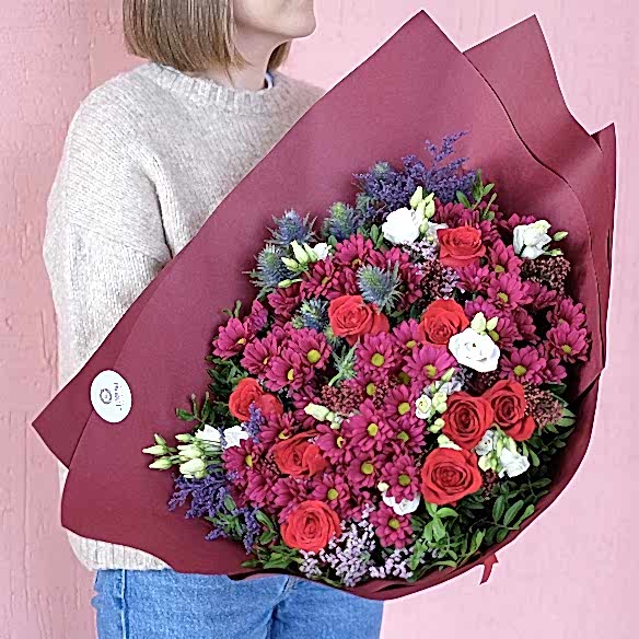 Букет с розами, хризантемой, эрингиумом