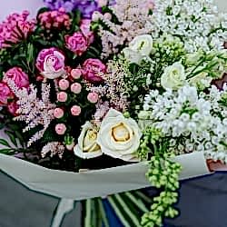 Сборный букет с сиренью, маттиолой, розами и астильбой