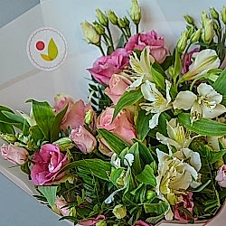 Букет с розой,эустомой и альстромерией.