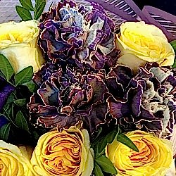 Букет с гладиолусом, пионовидными розами, сортовой гвоздикой.