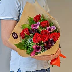 Букет с розами, каллами, эрингиумом, сафари