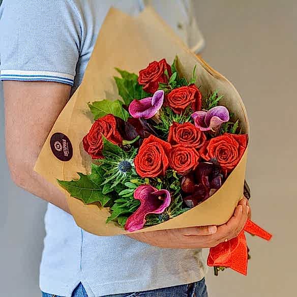 Букет с розами, каллами, эрингиумом, сафари