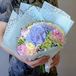 Букет с гортензией, пионами, розами и альстромерией