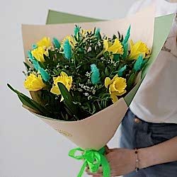 Весенний букет с нарциссами и лагурусом