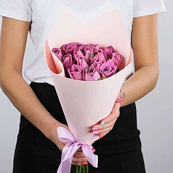 15 фиолетовых роз 35-40см в упаковке (Кения)