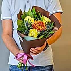 Букет с сортовой  хризантемой, гвоздиками, кверкусом и эрингиумом