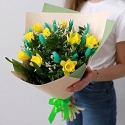 Весенний букет с нарциссами и лагурусом