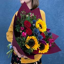 Букет с подсолнухами и розами