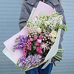 Сборный букет с сиренью, маттиолой, розами и астильбой