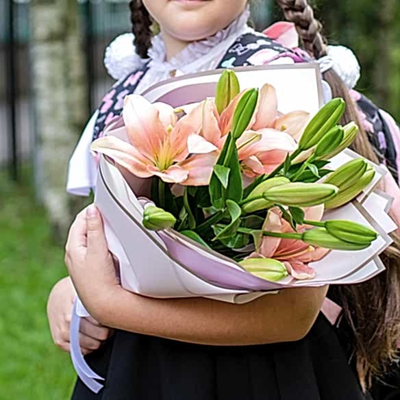 3 розовых  лилии в упаковке