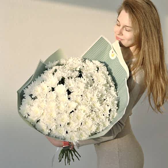 15 белых кустовых хризантем в упаковке