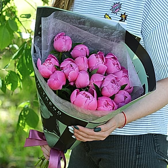 15 розовых пионов в упаковке (Голландия)