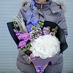Сборный букет с гортензией, сиренью и дельфиниумом