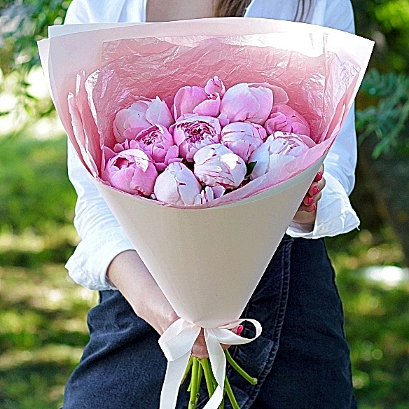 11 розовых пионов  (Голландия)