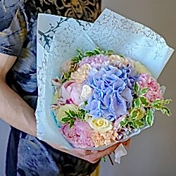 Букет с гортензией, пионами, розами и альстромерией