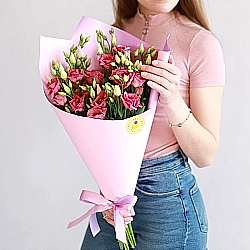 5 розовых эустом в упаковке