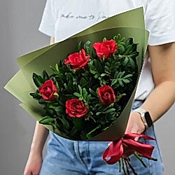 5 красных роз с фисташкой