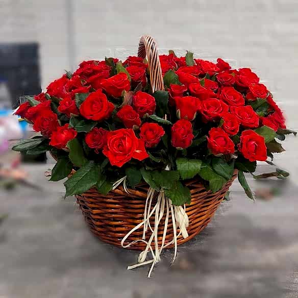Корзина из 101 алой розы