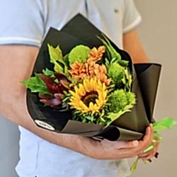 Букет с подсолнухом, хризантемой, сортовой гвоздикой,сафари