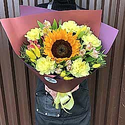 Букет с подсолнухом и сортовыми гвоздиками
