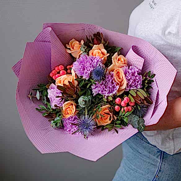 Букет с сиреневой гвоздикой и розами