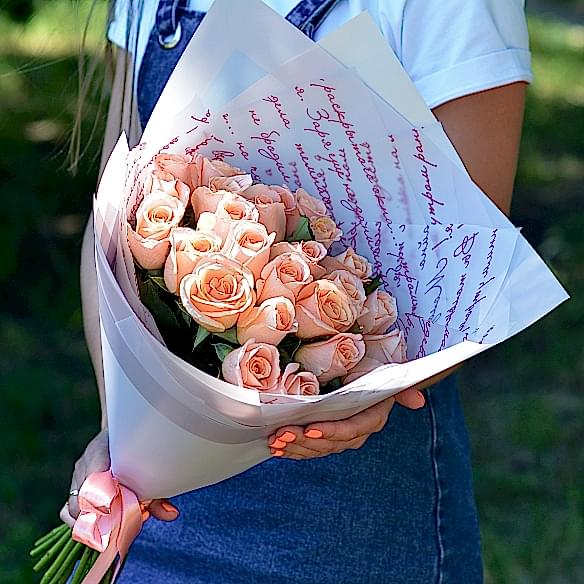 25 персиковых роз 35-40см в упаковке (Россия)