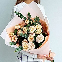 Букет с розами Trendsetter и эвкалиптом