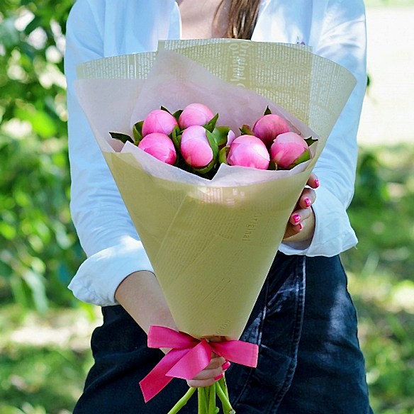 7 розовых пионов в упаковке (Голландия)