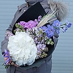 Сборный букет с гортензией, сиренью и дельфиниумом