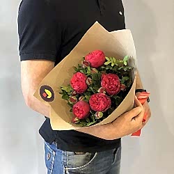 Букет с красными пионовидными розами.