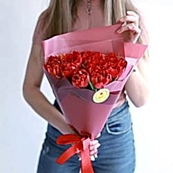 15 красных пионовидных тюльпанов в упаковке