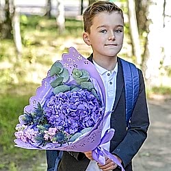 Букет с гортензией и маттиолой