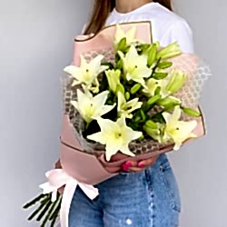 7 белых лилий в упаковке