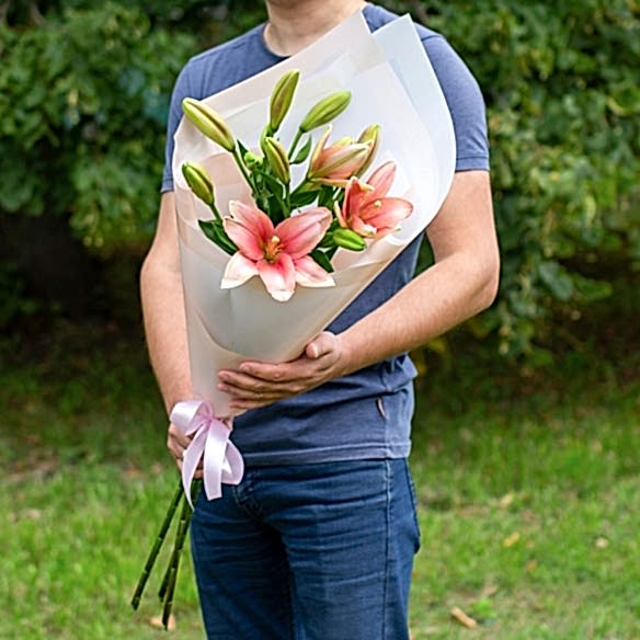 3 розовых лилии в упаковке.