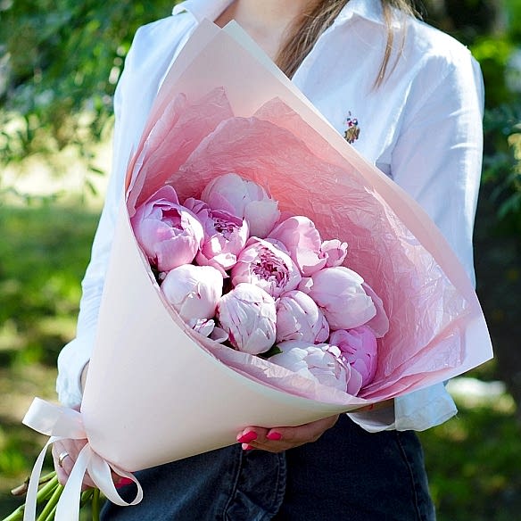 11 розовых пионов  (Голландия)