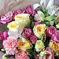 Букет с пионовидными розами, альстромерией и сортовой гвоздикой