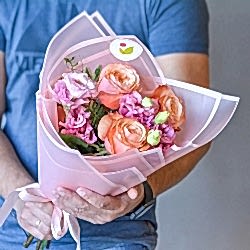 Букет с розами Кахала и эустомой