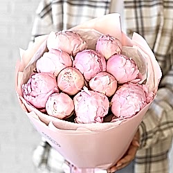 11 нежно-розовых пионов в упаковке (Голландия)