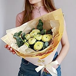 Букет с ранункулюсом  и эвкалиптом.