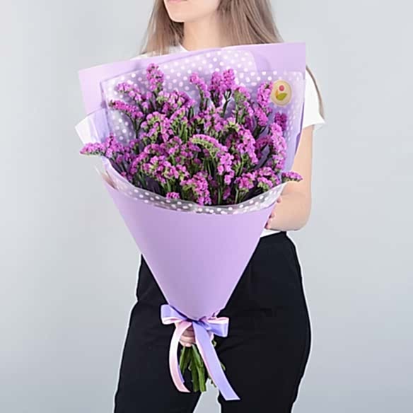 Букет розовых статиц в упаковке