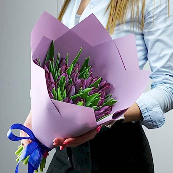 25 фиолетовых тюльпанов в упаковке