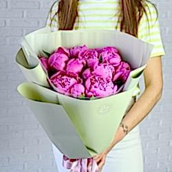15 розовых пионов в упаковке (Россия)