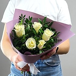 5 белых роз с фисташкой